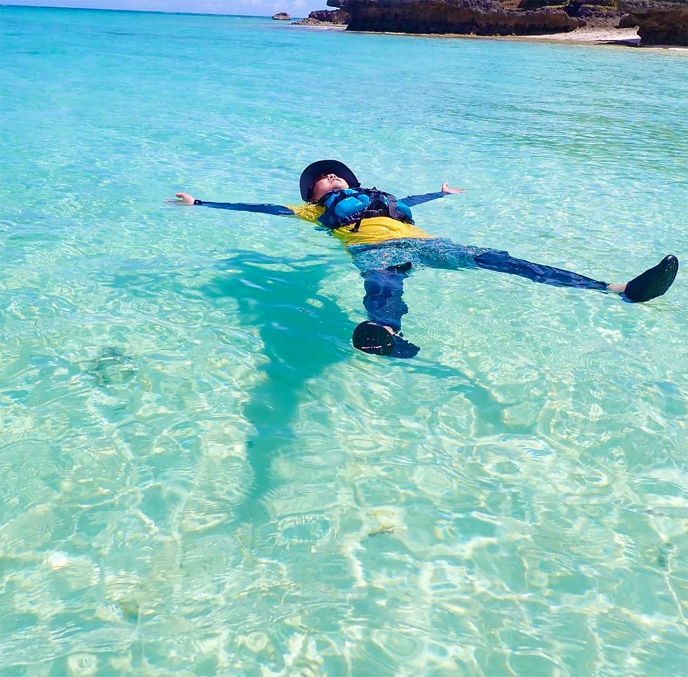 海で浮かぶ　カヤックのお客様