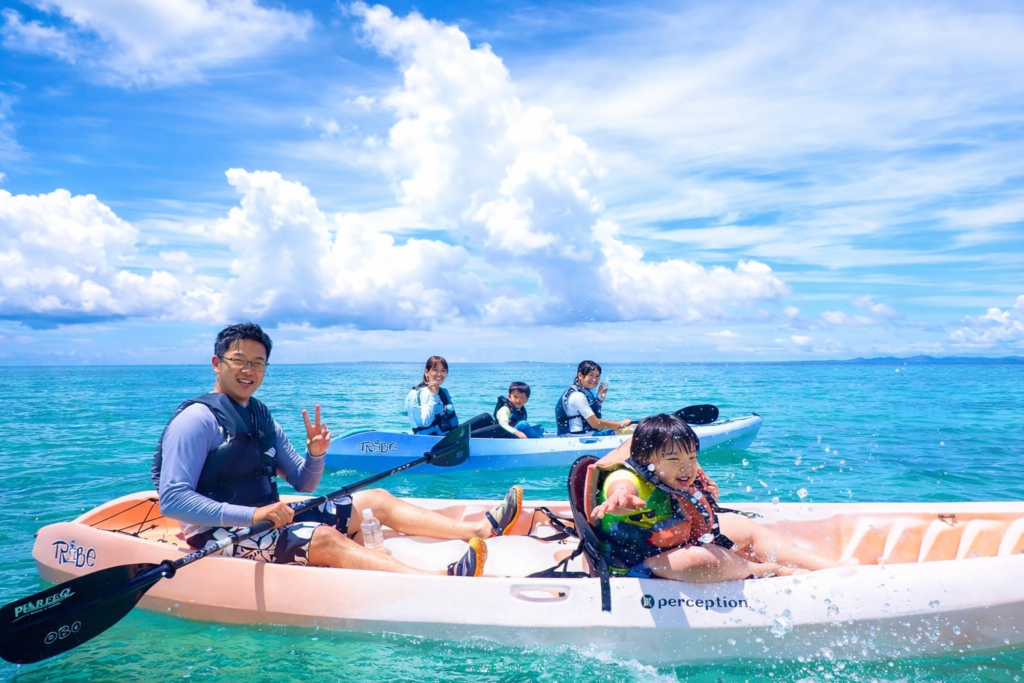 沖縄の海で笑顔も弾ける！親子で楽しくシーカヤック